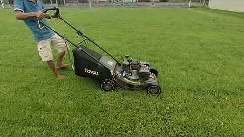 Máy cắt cỏ 4 bánh cắt cỏ sân bóng đá