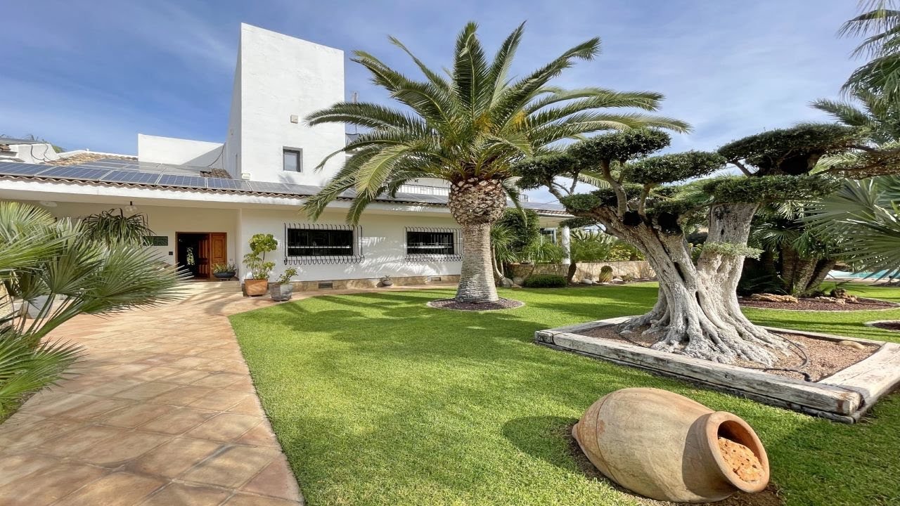 Beautiful house with wood finishes & top quality materials on a 2000 m² plot with a pool in Mutxamel