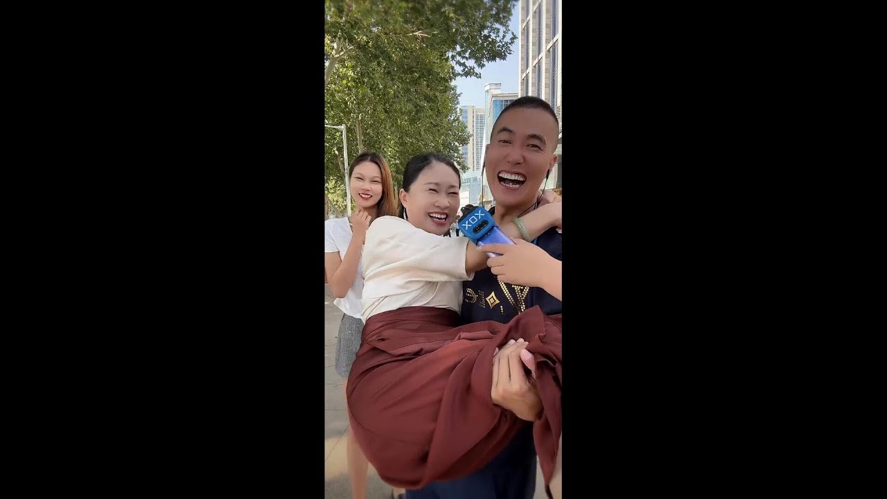 撩母女俩，这老人家下手挺狠想不到头脑也不简单，这次碰到高手了。