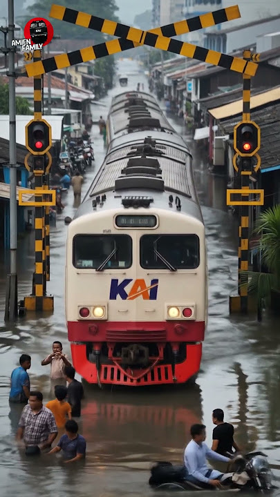 Banjir Parah! Kereta Api Berjalan Melewati Rumah warga #shorts  #keretaapi