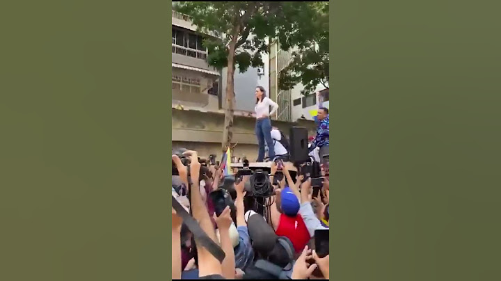 María Corina Machado reaparece tras 133 días, en una masiva marcha de la oposición a Maduro
