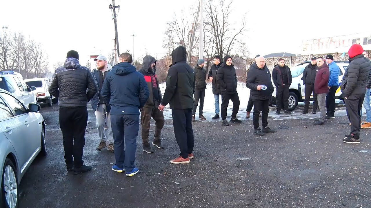 Роками чують тільки обіцянки: через розбите покриття у Ільниці перекрили автошлях