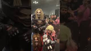 Alexa Bliss entró al Fanatics Fest con un fan vestido como THE FIEND.