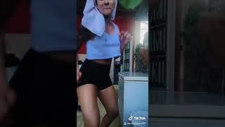 Modelo Dançando Tik Tok Com Nossa Cropped Branca