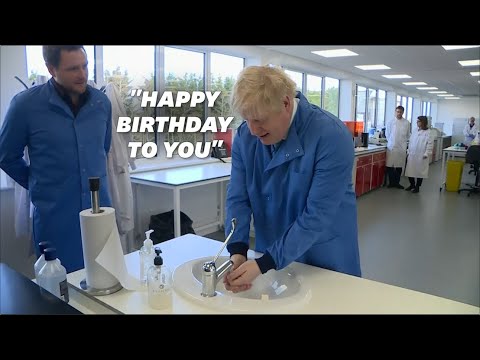 Avoir Images Contre Le Coronavirus Boris Johnson Chante Joyeux Anniversaire dernière salutations
