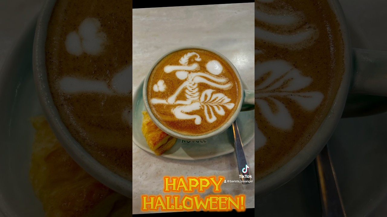 Latte, BRUJITA DE HALOWEEN EN CAF&Eacute;. #halloween2023 #cafe #brujita #latteart #latteアート