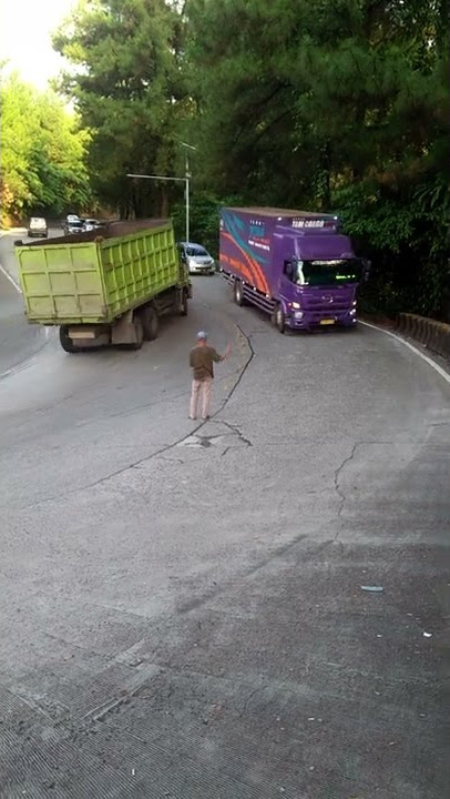Truck Tam cargo ungu saat turun di tikungan sitinjau lauik.#shorts