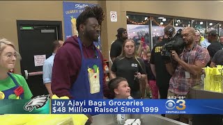 Jay Ajayi 'Helps Bag Hunger' Bagging Groceries At Shop Rite