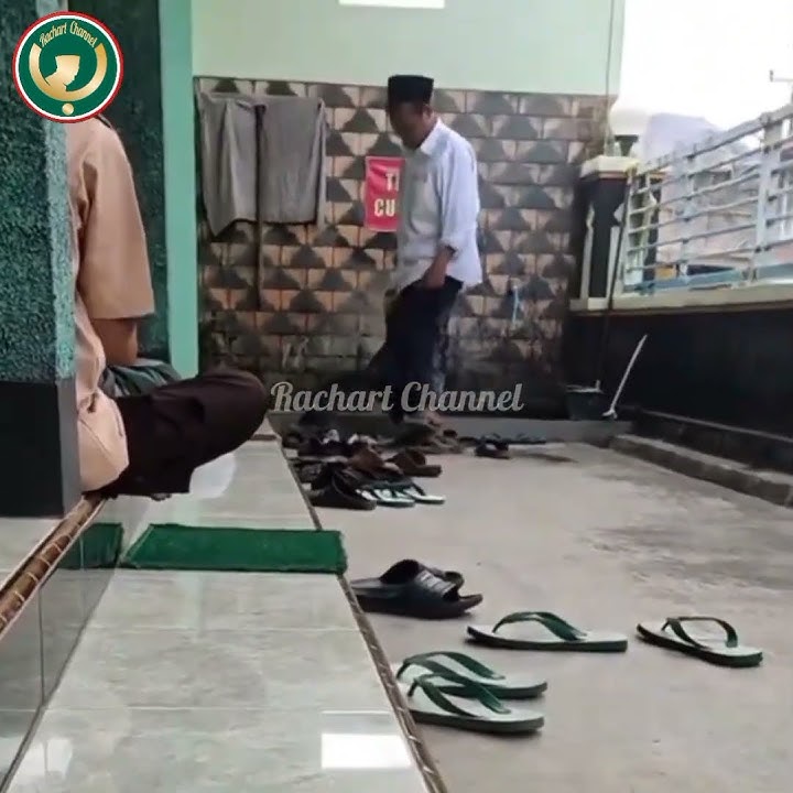Gus Baha' duduk di Teras Masjid #shorts