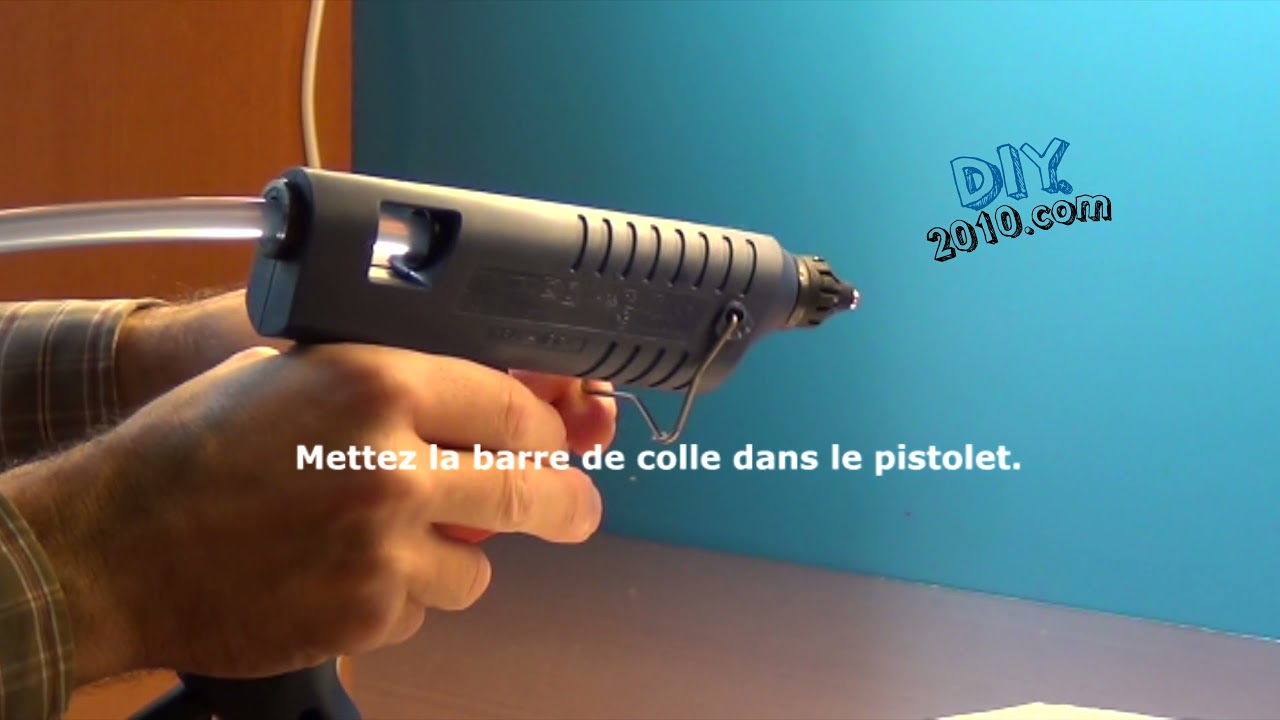 Coller des plinthes avec de la colle thermofusible et un pistolet