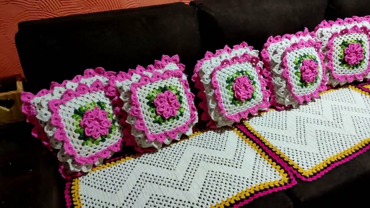 CAPA DE ALMOFADA EM CROCHÊ, TERMINEI FICOU UM LUXO🌺💕MINHA SALA FICOU LINDA🥹💖