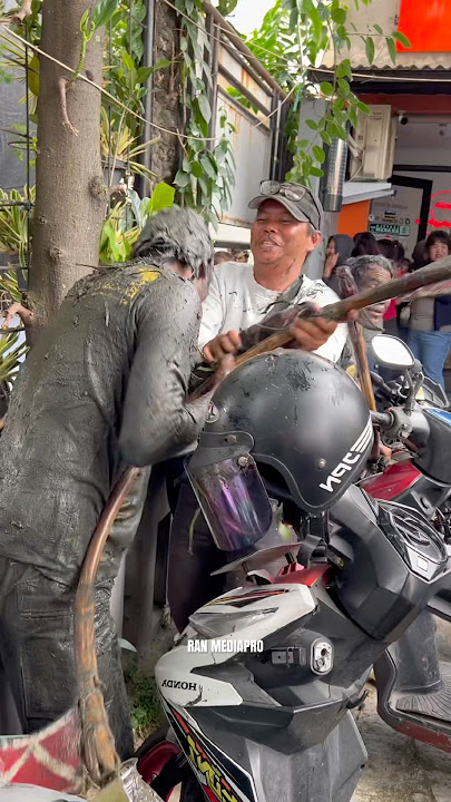 This father was shocked when a kuda lumping came up from behind‼️