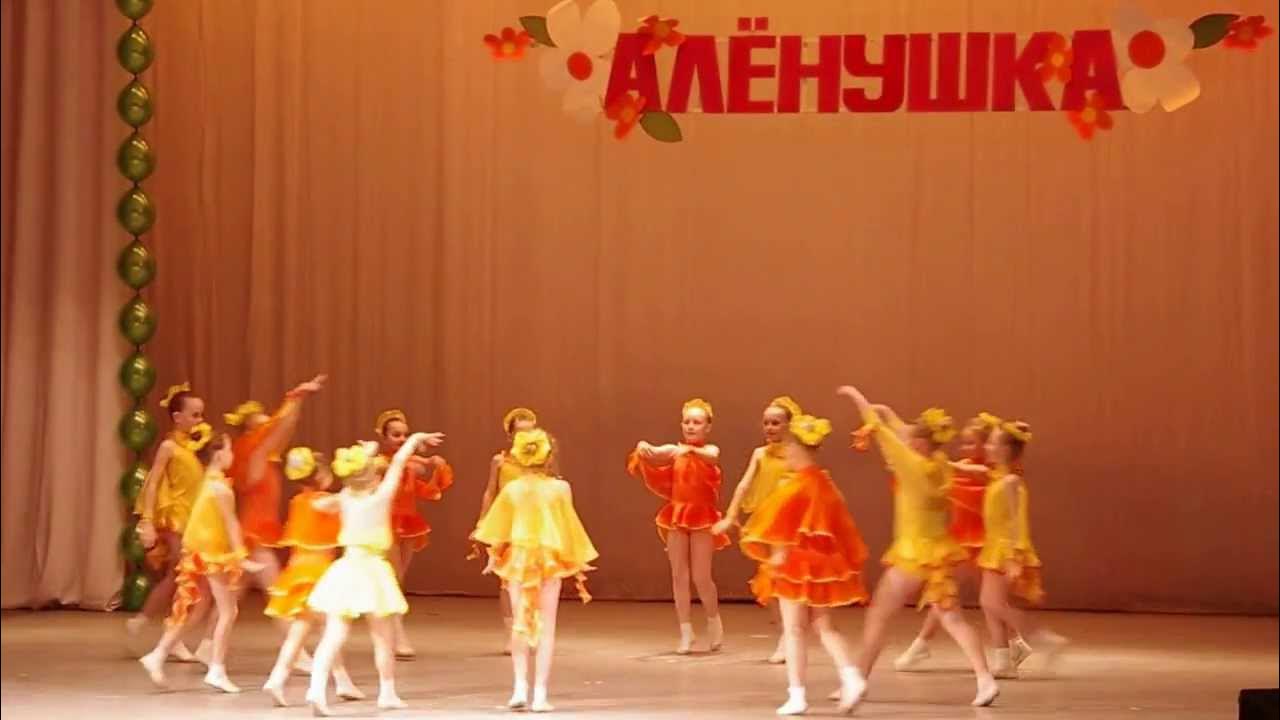 Дети танцуют на празднике в детском саду. Солнышко танцует. Танец лучиков в детском саду средняя группа. Танец солнышко в детском саду. Каримова софья ансамбль танца солнышко.