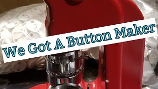 I GOT A BUTTON MAKER | UNBOXING BUTTON MACHINE | HOW TO USE A BUTTON MACHINE