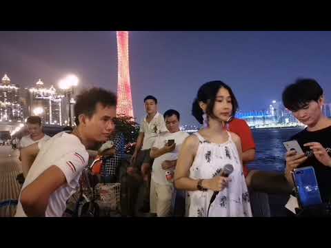 美女廣州塔下演唱陳慧嫻粵語經典《與淚抱擁》，引來觀眾圍觀