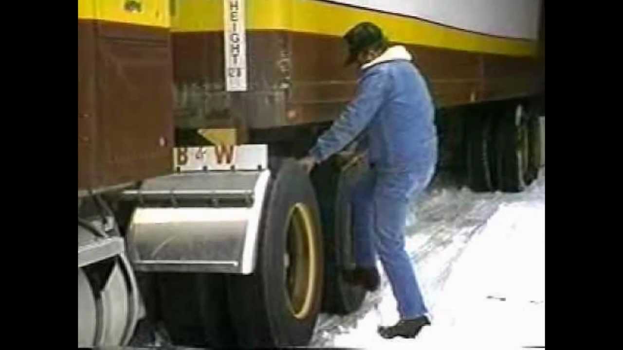 Зачем дальнобойщики вешают канистры на колеса Зачем дальнобойщики вешают канистры на колеса
