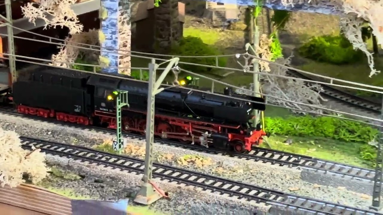 Märklin H0: Shell Oil Junior, neue (alte) Treibstoffwaggons, BR 44, BR 52