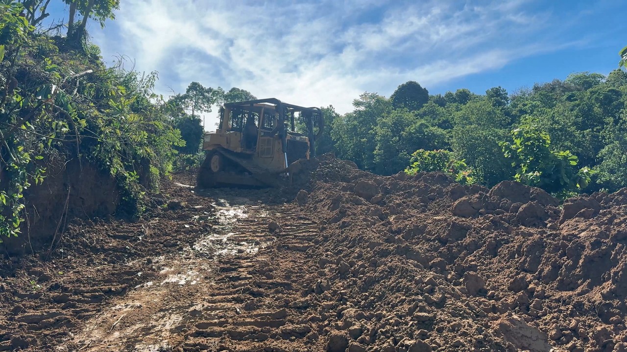 Overcoming Mountain Terrain Challenges with Bulldozer D6R XL