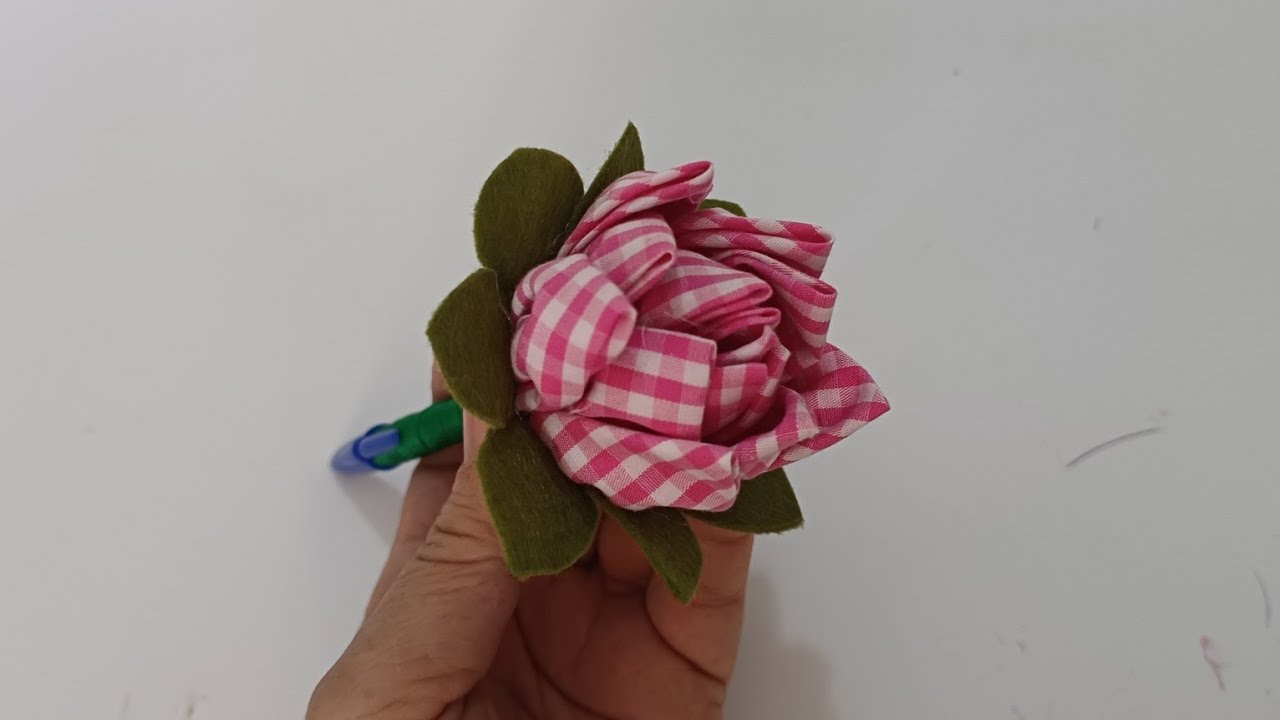 como fazer caneta decorada com fuxico,#artesanatofacil #canetasfofas #canetadecorada
