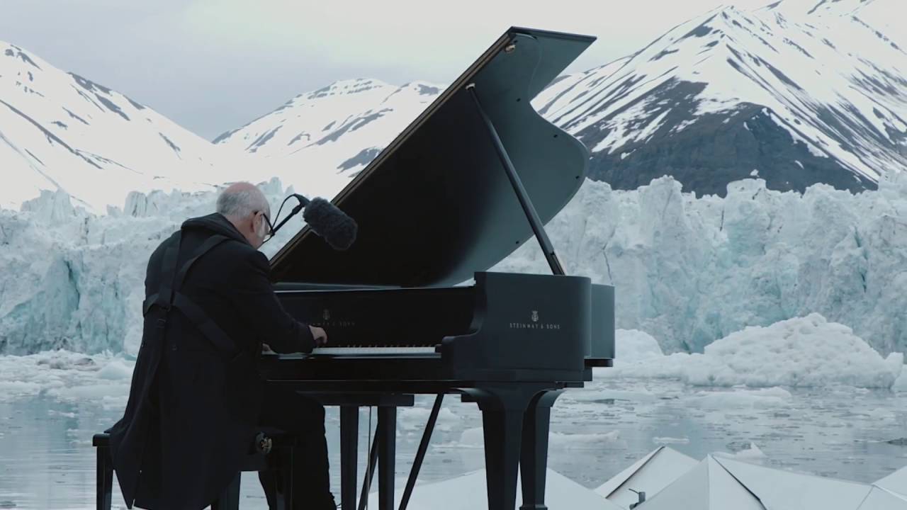 El fro polar que hoy vivimos, nos invita a recordar la importancia del rtico en el clima del mundo y el paraso que representa para los seres vivos que all sobreviven a las condiciones meteorolgicas ms adversas. Nos vamos para all para ver un piano flotar por aquellas glidas aguas de la mano de  Ludovico Einaudi OMRI, un compositor y pianista italiano. Formado en el Conservatorio Verdi de Miln, Einaudi inici su carrera como compositor clsico, incorporando posteriormente otros estilos y gneros como el pop, rock, folk y world. ​Aqu nos trae una "Elegy for the Arctic" ("Elega para el rtico")...Fro tuvo que pasar y mucho, tocando el piano en esas condiciones.