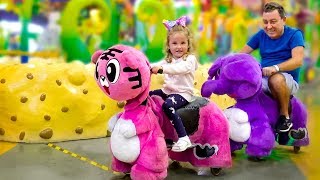 Download lagu Milusik and papa plays at the amusement park MP3 Download lagu Milusik and papa plays at the amusement park