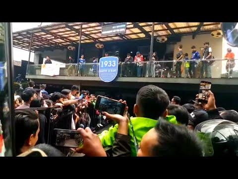 Persib Bandung Lawan Rans Nusantara Para Pemain Berangkat Ke Stadion Gelora Bandung Lautan Api