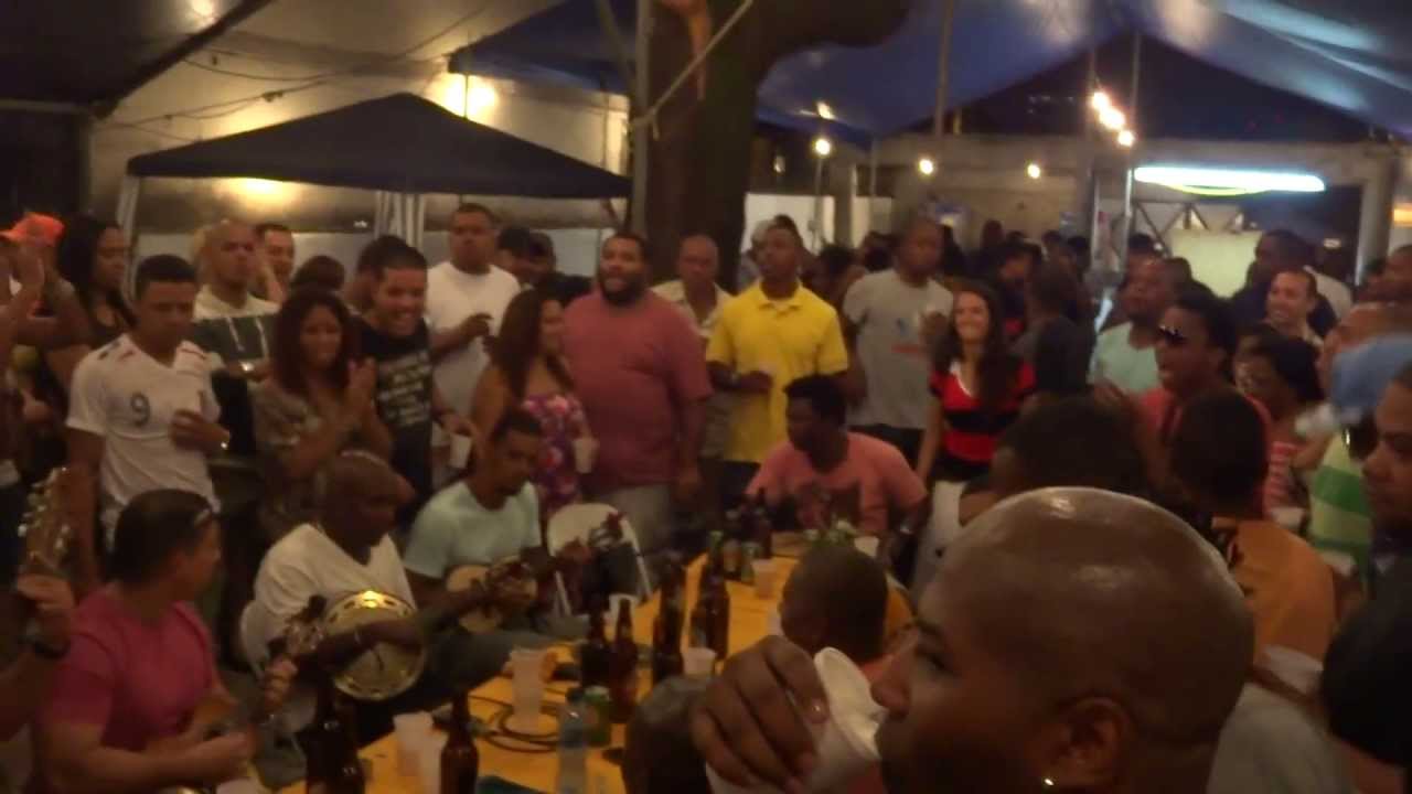 PAGOGE DA TIA DOCA 25/05/2013 Ouvindo e Cantando Samba 1,Nascente da Paz fundo de quintal)