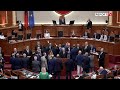 Kuvendi kthehet mes trazirave, deputetët e PD s’lejojnë fjalën e ministrit Hoxha! Seanca ndërpritet