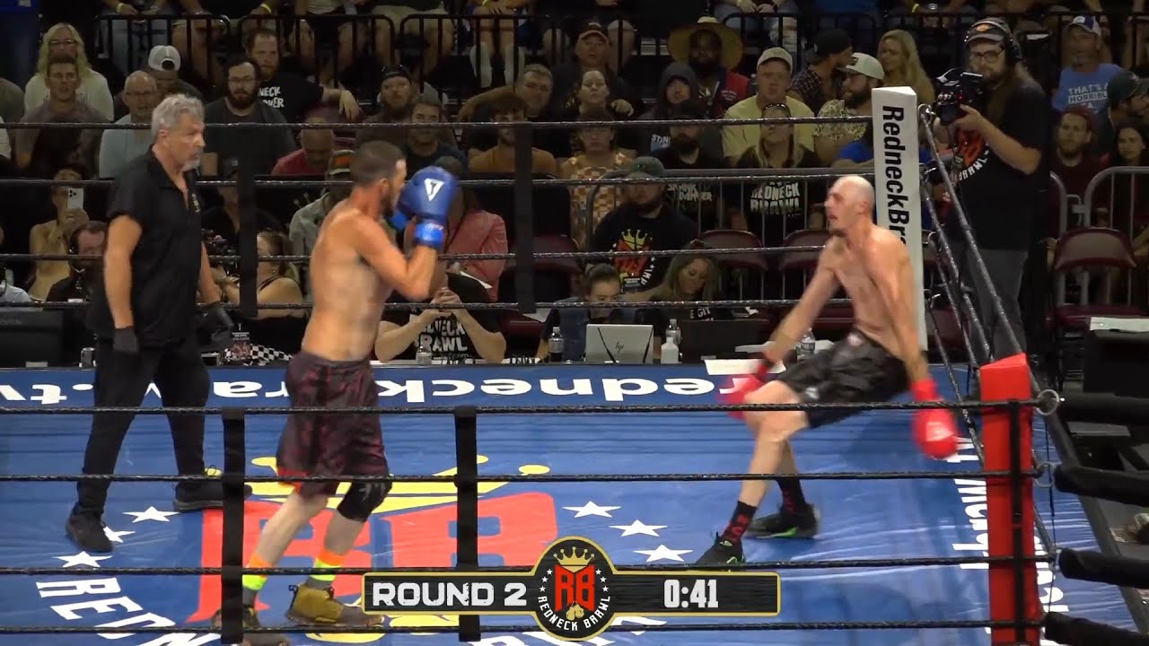 Колено согнуто вбок! Доктор отталкивает его во время боя самых высоких бойцов мира!