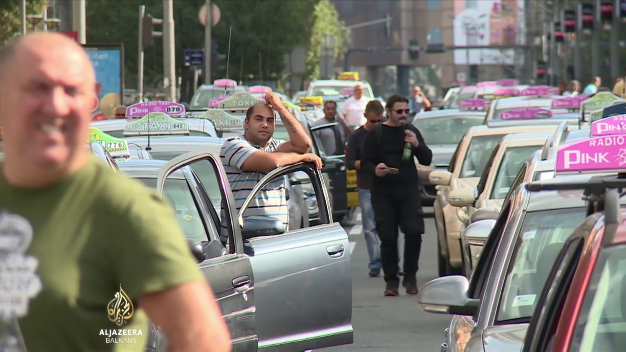 سائقو سيارات الأجرة يعرقلون حركة المرور في وسط مدينة بلغراد