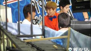 [Fancam] 120108 Hoya & Lee Teuk Talk + 50m Race @ Idol Athletic Championship