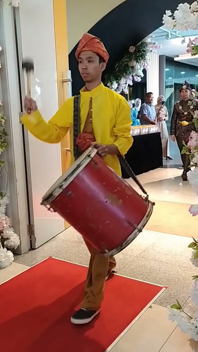 ketibaan kompang dan kedua pengantin