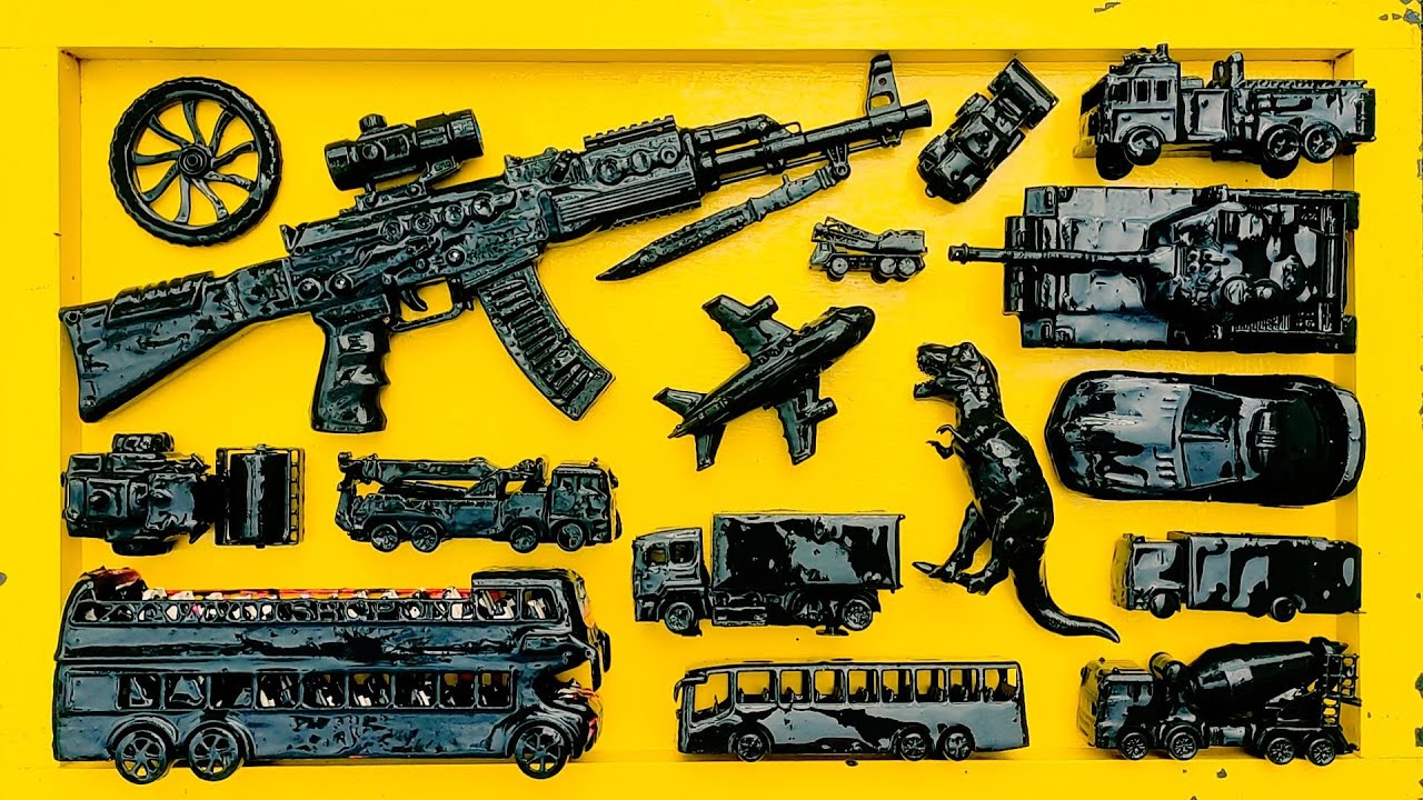 Membersihkan mainan mobil polisi, tank baja, bus tingkat, pesawat, kontainer, truk molen, pemadam