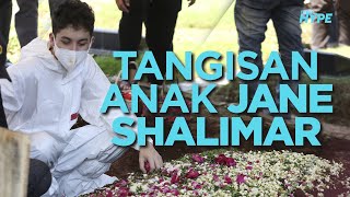 Isak Tangis Anak Jane Shalimar di Pusara Sang Ibu
