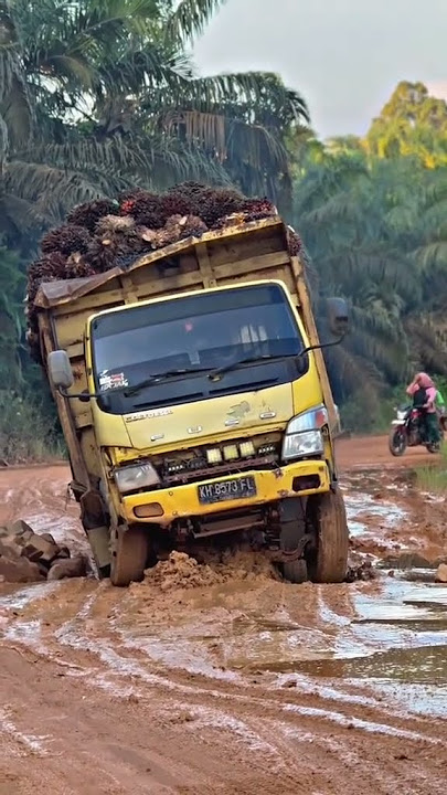 JEUJEUK TERUS KANG GAS NA😅STORY WA TRUK #supirtruk #truck #trukoleng #trending #viral #l300 #shorts