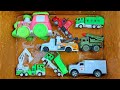 Membersihkan mainan mobil mobilan,mobil ambulan,mobil dumtruk,mobil excavator,mobil kebersihan