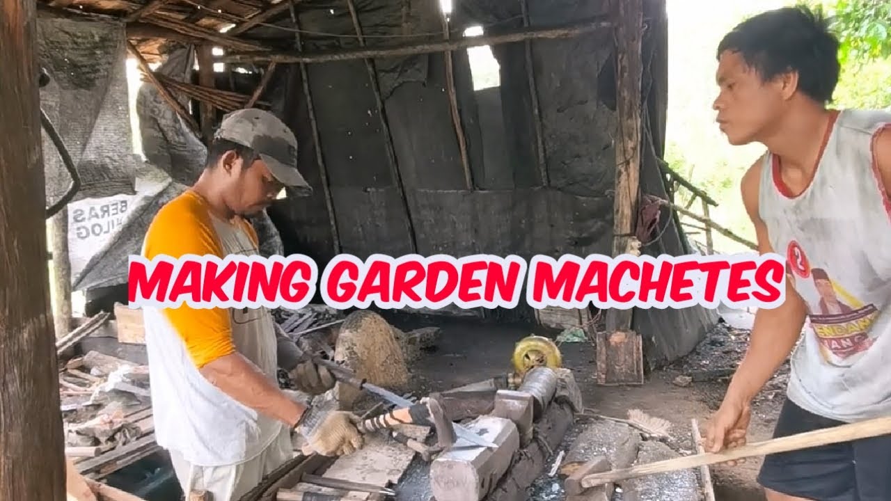 Making garden machetes in the traditional way
