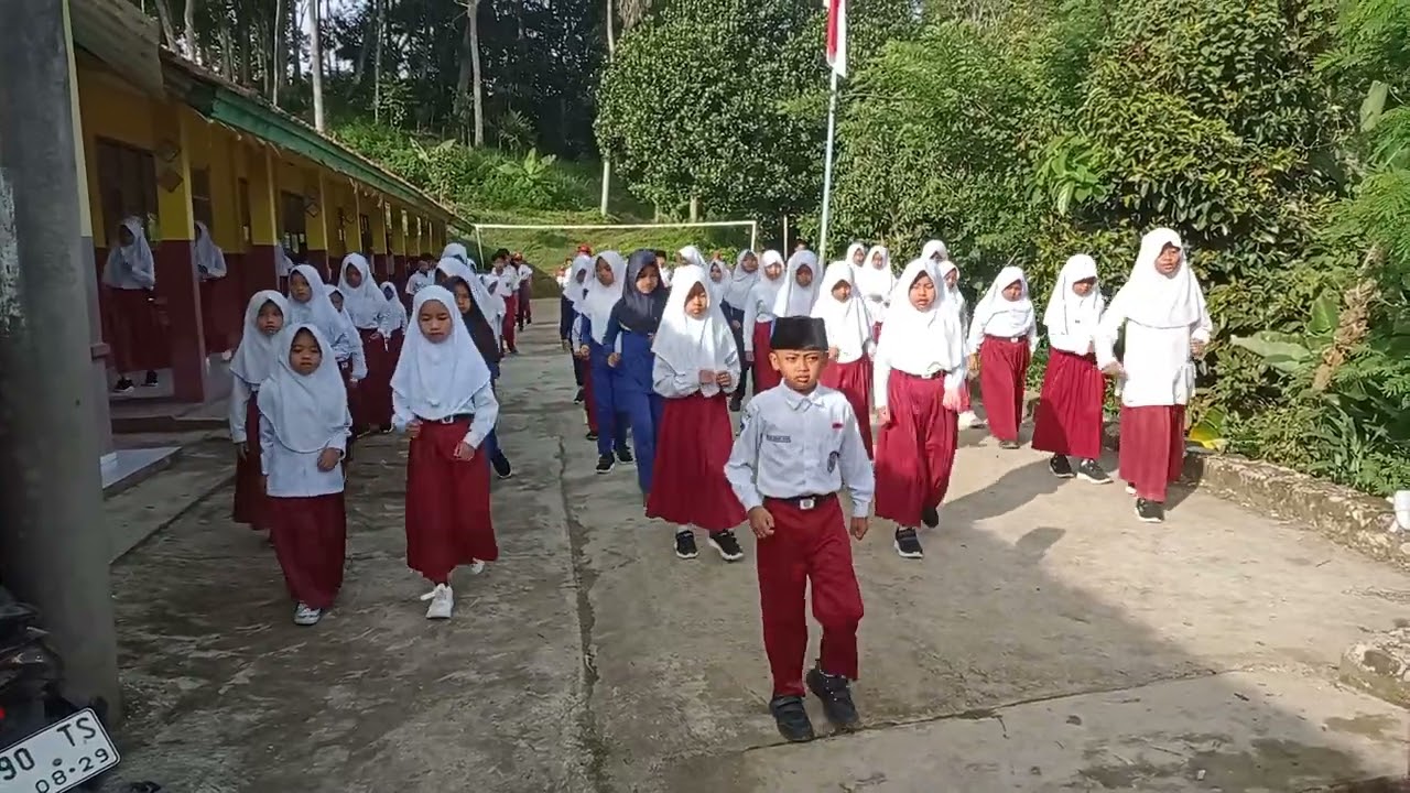 Fiqra, instruktur senam Anak Indonesia Hebat kelas 1, SDN SINDANGASIH