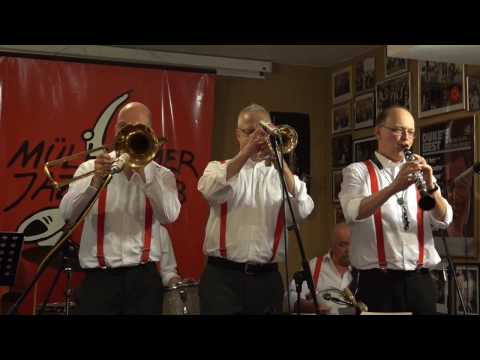 Trad. Old Merry Tale Jazzband plays "C'est magnifique"