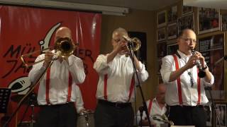 Trad. Old Merry Tale Jazzband plays "C'est magnifique"