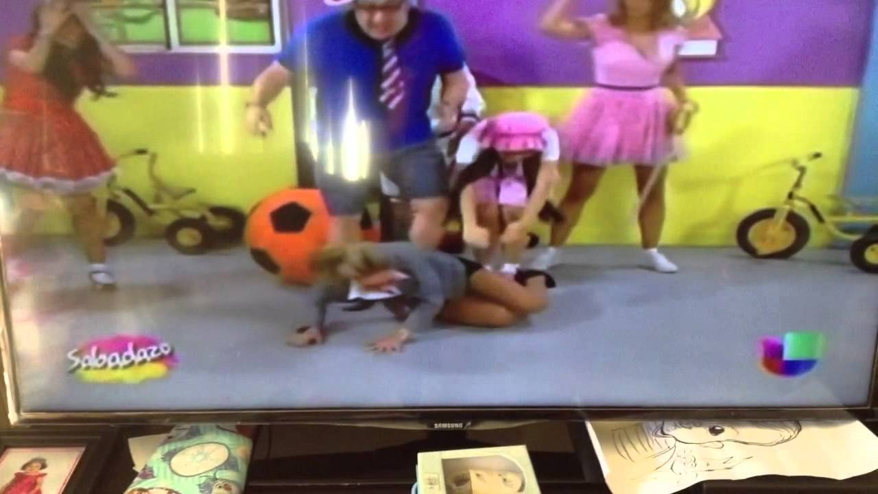 Ximena cordoba up skirt in sabadazo - YouTube