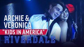 Archie y Veronica cantando “Kids in America” | #Riverdale