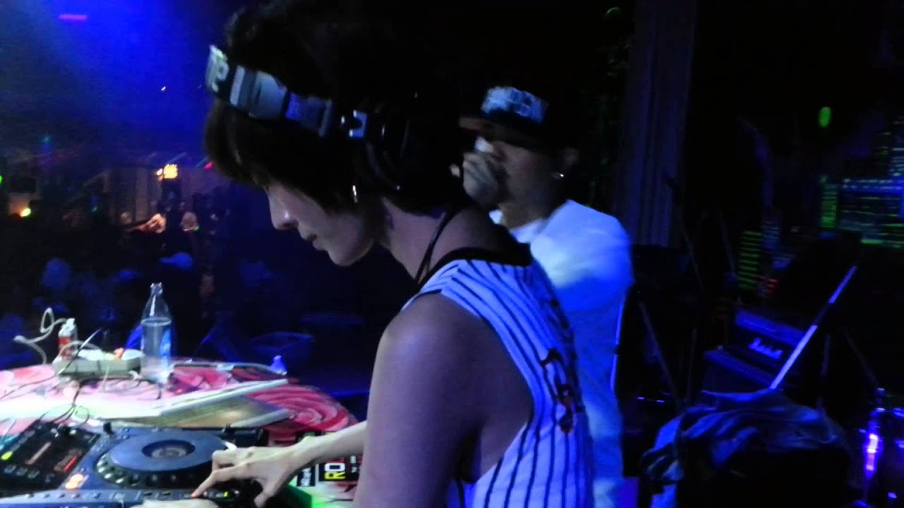 Dj peachy ft  Mc Plato @ Room44