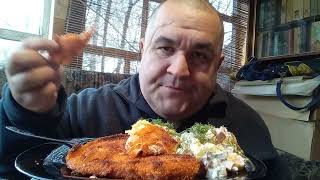 видео: Обжор - шницель с пюрешкой и оливье картинка: Обжор - шницель с пюрешкой и оливье