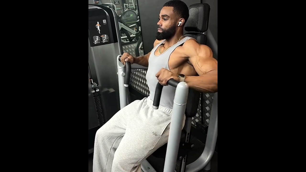 Тренировка на тренажере для жима лежа 🔥