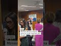 Jorge Messias abraça a esposa após o Senado rejeitar a sua indicação ao STF
