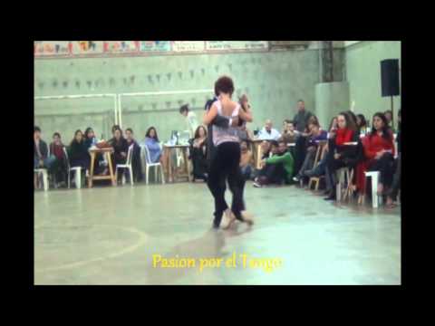 ALEJANDRA GUTTY y OCTAVIO FERNANDEZ bailando el tango DE VUELTA AL BULIN en LA MILONGA DEL MORAN
