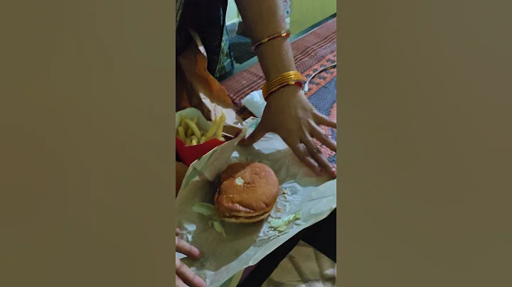 my wife Vs burger 🍔😂🤣😁🤣 kiya bol rahi hai #comedyshorts #funny #family #youtubeshorts #youtubeshorts