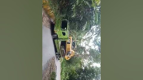 tronton muat CAT 320 D2 di tanjakan pasir putih toli - toli Sulteng