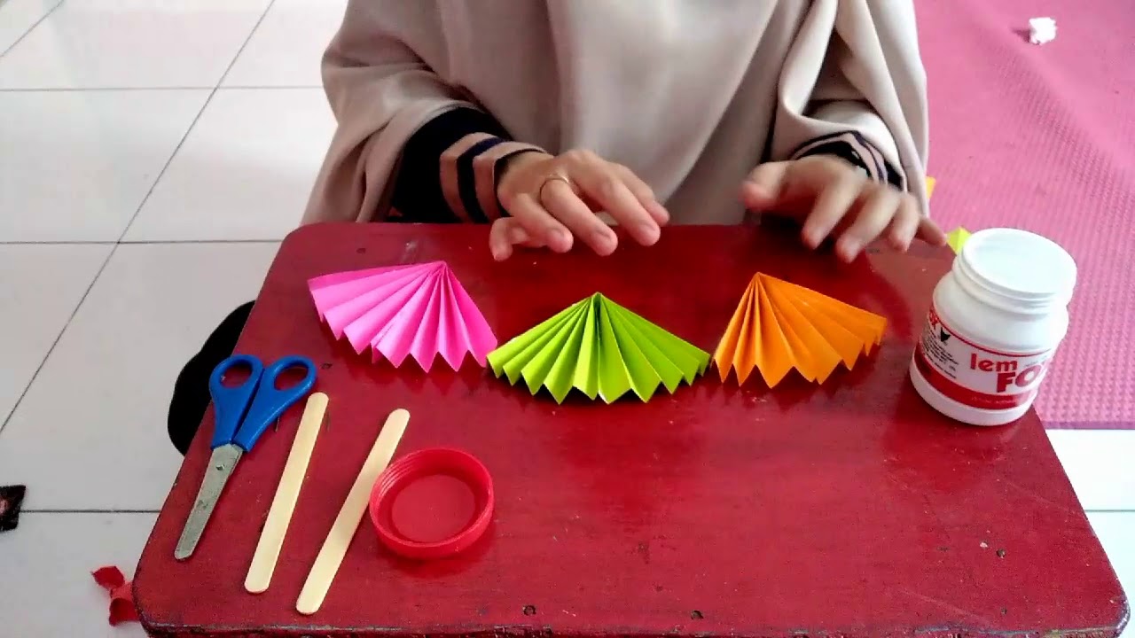 Membuat Kipas dari  Kertas  Lipat  TK IT Zaid bin Tsabit 